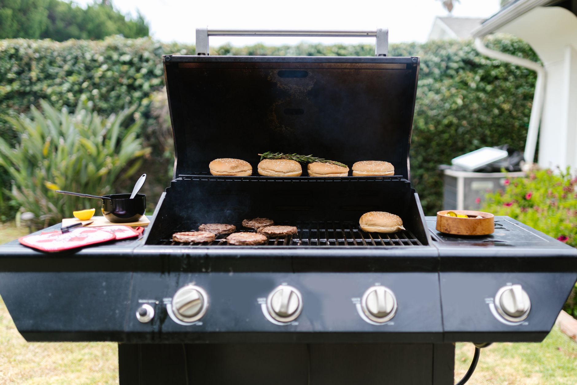 Ilustracja: Grill ogrodowy gazowy – jak wybrać, ustawić i użytkować Grill ogrodowy gazowy – jak wybrać, ustawić i użytkować przez lata - zdjecie w tresci